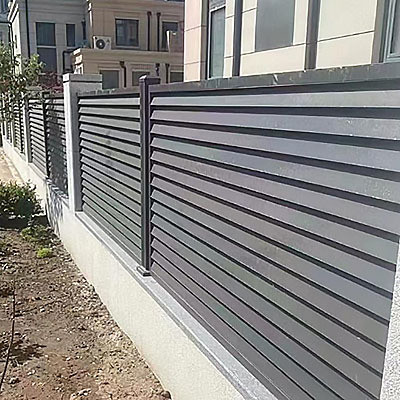 Σύγχρονο διακοσμητικό φράχτη ιδιωτικής ζωής από αλουμίνιο με οριζόντιες πλακέτες και ξύλινα πάνελ υφής