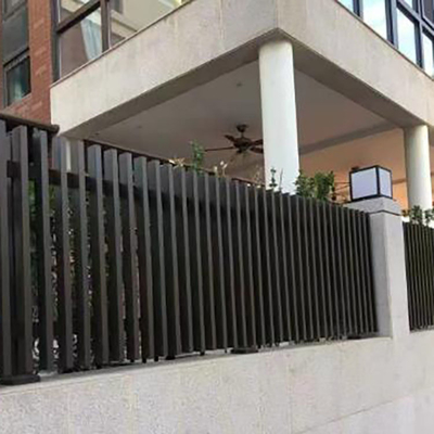 Διακοσμητική επιφάνεια Προσαρμοσμένη πύλη φράχτης με μήκος 5,8-6,0M T5 Μαύρη περίφραξη αλουμινίου